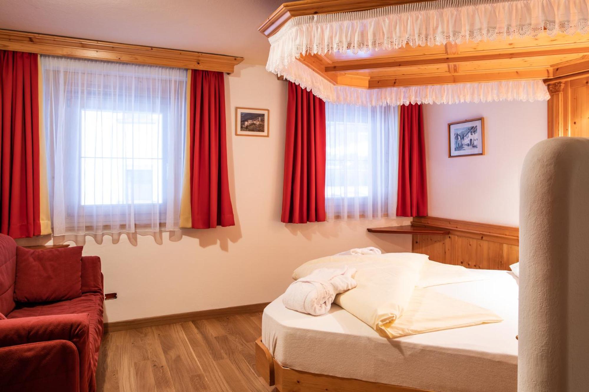 Aktiv- Und Wellnesshotel Traube- Post Curon Venosta Exterior foto